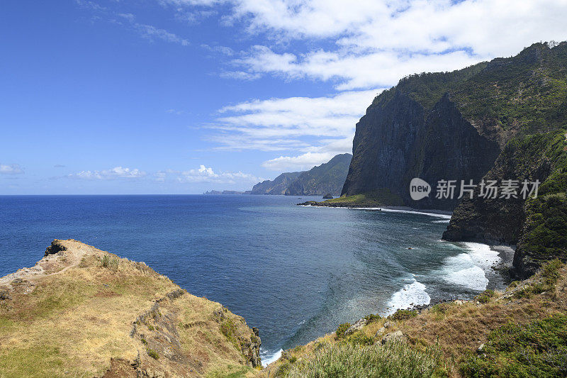 马德拉岛Faial的Miradouro do Guindaste海浪袭击海岸